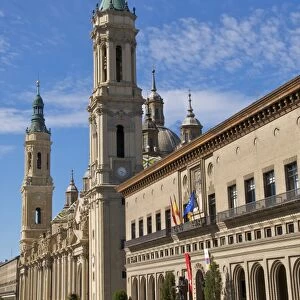 Town hall and Nuestra Senora des Pilar basilica, Saragossa (Zaragoza), Aragon, Spain, Europe