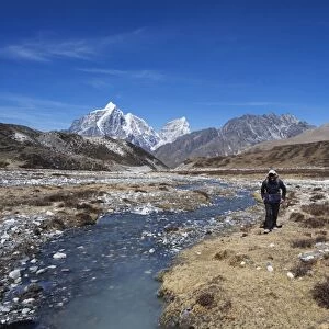 Trekkers in Chukhung Valley, Solu Khumbu Everest Region, Sagarmatha National Park, Himalayas, Nepal