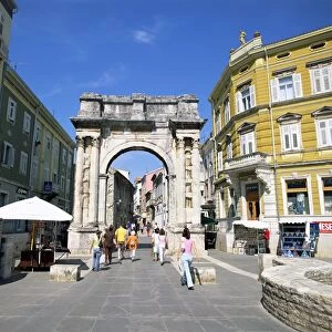The Triumphal Arch of Segius dating from 27BC, Pula, Istria, Croatia, Europe