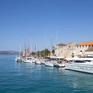 Trogirs historic Stari Grad (Old Town) defensive walls and harbour, Trogir, Dalmatia, Croatia, Europe