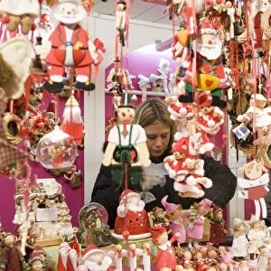 Vendors at Christmas decorations stall, Christkindlmarkt (Christmas Market) at Rathausplatz