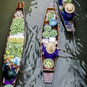 Vendors paddle their boats, Damnoen Saduak Floating Market, Thailand