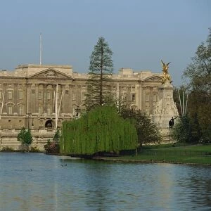 The Victoria Monument and Buckingham Palace, seen from across pond in St