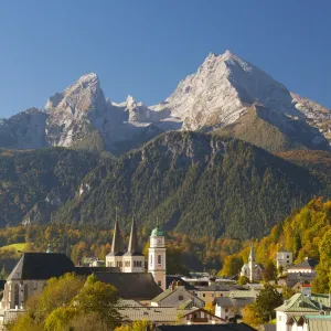 View of Berchtesgaden in autumn with the Watzmann mountain in the background, Berchtesgaden, Bavaria, Germany, Europe