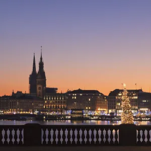 View over Binnenalster Lake (Inner Alster) to the Christmas market at Jungfernstieg and City Hall