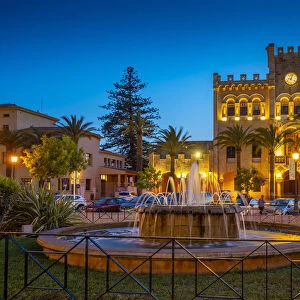 View of fountain and Town Hall in Placa des Born at dusk, Ciutadella, Menorca, Balearic Islands, Spain, Mediterranean, Europe