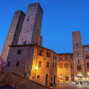 View of restaurants in Piazza del Duomo at dusk, San Gimignano, UNESCO World Heritage Site, Province of Siena, Tuscany, Italy, Europe