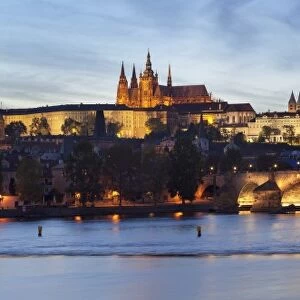 View over the River Vltava to Charles Bridge and the Castle District with St. Vitus Cathedral and Royal Palace, UNESCO World Heritage Site, Prague, Czech Republic, Europe