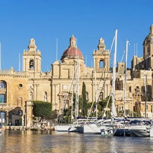 Vittoriosa waterfront wharf, St. Lawrences Church, Dockyard Creek, Birgu, The Three Cities, Valletta, Malta, Mediterranean, Europe