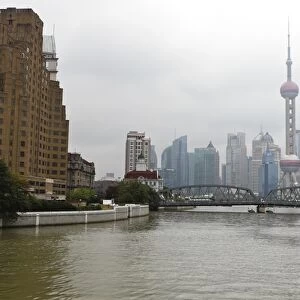 Waibaidu Bridge (Garden Bridge) over Suzhou Creek, Pudong skyline with Oriental Pearl Tower