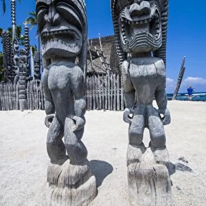 Wooden statues in Puuhonua o Honaunau National Historical Park, Big Island, Hawaii, United States of America, Pacific