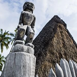Wooden statues on the royal grounds in Puuhonua o Honaunau National Historical Park, Big Island, Hawaii, United States of America, Pacific