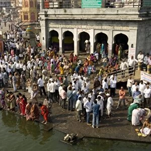 Worshippers at the Ramkund tank on the ghats along the holy River Godavari, Nasik (Nashik), Maharashtra, India, Asia