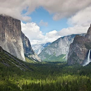 Yosemite Valley from Tunnel View viewpoint, with El Capitan, a 3000 feet granite monolith on the left, and the Bridalveil Falls on the right, Yosemite National Park, UNESCO World Heritage Site, Sierra Nevada, California, United States of