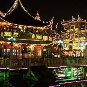 Yu Yuan tea house and shops at night, Yu Yuan Shangcheng, Yu Gardens Bazaar