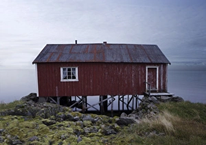 Images Dated 28th December 2006: 124_90_Isolated red shed
