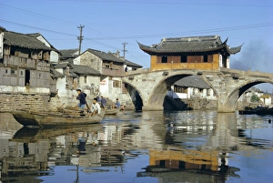 1600s Prints: 17th century Pavilion Bridge over ancient canal, near Soochow (Suzhou), China, Asia