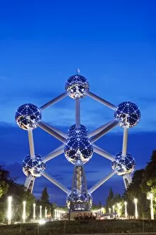 Images Dated 1st July 2010: 1958 World Fair, Atomium model of an iron molecule, illuminated at night