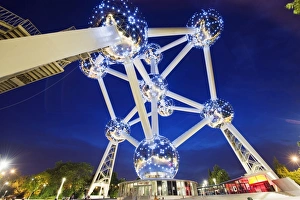 1958 World Fair, Atomium model of an iron molecule, illuminated at night