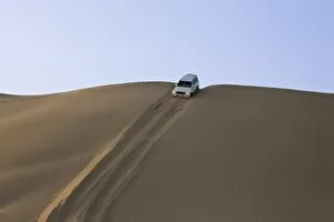 Images Dated 30th October 2008: 4x4 car on desert safari near Abu Dhabi, United Arab Emirates, Middle East