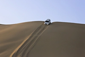 Images Dated 30th October 2008: 4x4 car on desert safari near Abu Dhabi, United Arab Emirates, Middle East