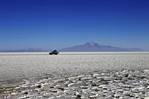 Images Dated 2nd November 2010: A 4x4 on Salar de Uyuni, the largest salt flat in the world, South West Bolivia, Bolivia