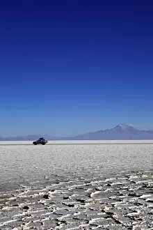 Images Dated 2nd November 2010: A 4x4 on Salar de Uyuni, the largest salt flat in the world, South West Bolivia, Bolivia