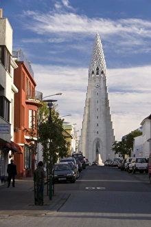 Images Dated 16th September 2006: The 75m tall steeple and vast modernist church of Hallgrimskirkja
