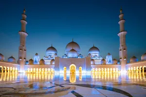 Colonnade Prints: Abu Dhabis magnificent Grand Mosque lit up during the evening blue hour, Abu Dhabi