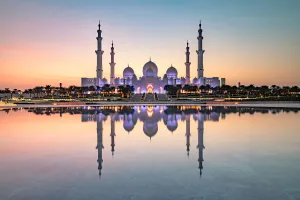 Colonnade Prints: Abu Dhabis magnificent Grand Mosque viewed in a reflecting pool, Abu Dhabi, United