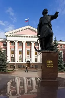 Images Dated 17th September 2008: Administration building of the Russian Baltic Naval fleet and statue of Peter the Great
