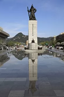 Images Dated 3rd October 2009: Admiral Yi Sun Sin Statue, Gwanghwamun Plaza, Gwanghwamun, Seoul, South Korea, Asia