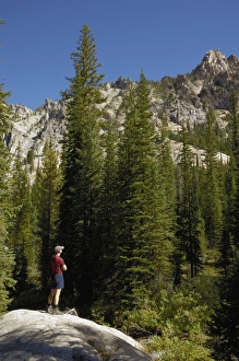 Images Dated 22nd September 2009: Admiring the view, Sawtooth Mountains, Sawtooth Wilderness, Sawtooth National Recreation Area