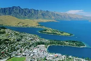 Images Dated 6th August 2008: Aerial view over resort of Queenstown