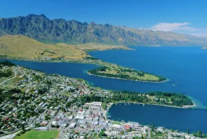 Images Dated 6th August 2008: Aerial view over resort of Queenstown