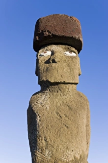 Images Dated 16th March 2008: Ahu Ko Te Riku, the only topknotted and eyeballed Moai on the Island, Rapa Nui