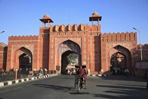 Images Dated 29th December 2006: Aimeri gate, main gate to Old city, Pink City, Jaipur, Rajasthan, India, Asia