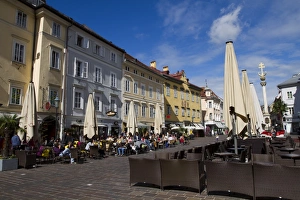 Outdoor Seating Prints: Alter Platz with Trinity Column and restaurants, Klagenfurt am Worthersee