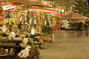 Images Dated 17th December 2007: Altermarkt Christmas market at night, Altermarkt Square, Salzburg, Austria, Europe
