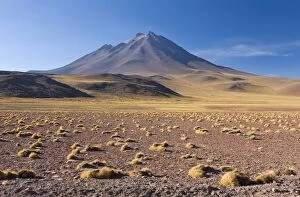 The altiplano at an altitude of over 4000m and the peak of Cerro Miniques at 5910m
