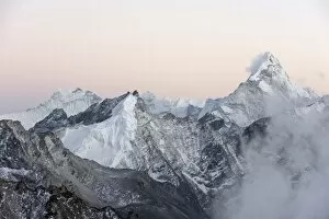 Images Dated 2nd April 2010: Ama Dablam, 6812m, Solu Khumbu Everest Region, Sagarmatha National Park