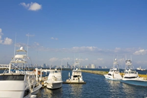 Images Dated 7th January 2008: The Amador Causeway, Fuerte Amador Resort and Marina, with city skyline in background