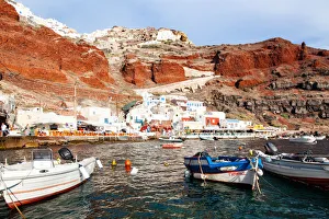 Amoudi Bay below the town of Oia, Santorini (Thira), Cyclades, Greek Islands, Greece