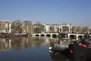 Images Dated 9th April 2008: The Amstel River and Magere Bridge, Amsterdam, Netherlands, Europe
