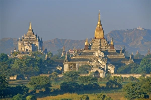 Ananda and Thatbyinnyu Pahtos (temples), old Bagan (Pagan), Myanmar (Burma)