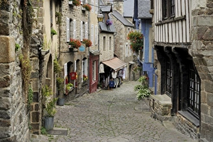 Images Dated 3rd July 2009: Ancient cobbled street and houses, Rue du Petit Fort, Dinan, Cotes-d Armor