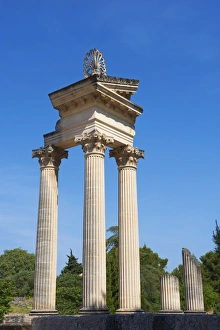 Images Dated 18th June 2009: Ancient Roman site of Glanum, St. Remy de Provence, Les Alpilles, Bouches du Rhone
