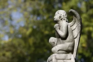 Images Dated 14th October 2007: Angel sculpture at Pere Lachaise cemetery, Paris, Ile de France, France, Europe