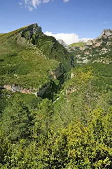 L Imestone Prints: Anisclo Canyon and eroded karst limestone Mondoto peak