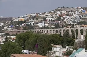 Images Dated 21st April 2008: Aqueduct built in the 1720s and 1730s to bring water from nearby springs to Santiago de Queretaro